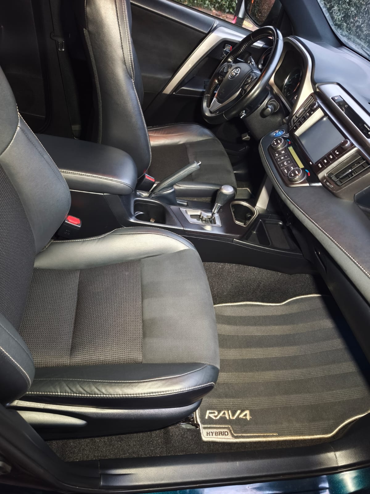 Palubní deska a sedadlo