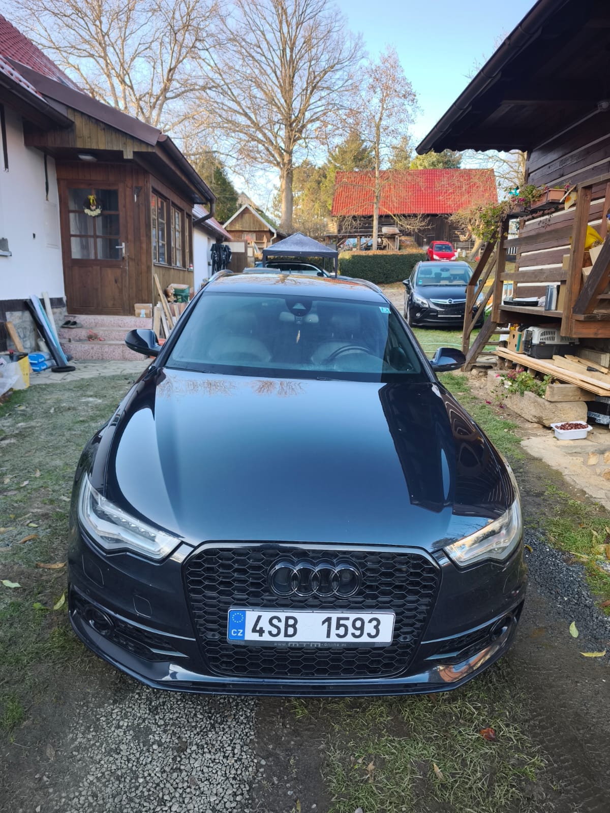 Přední pohled na vůz Audi