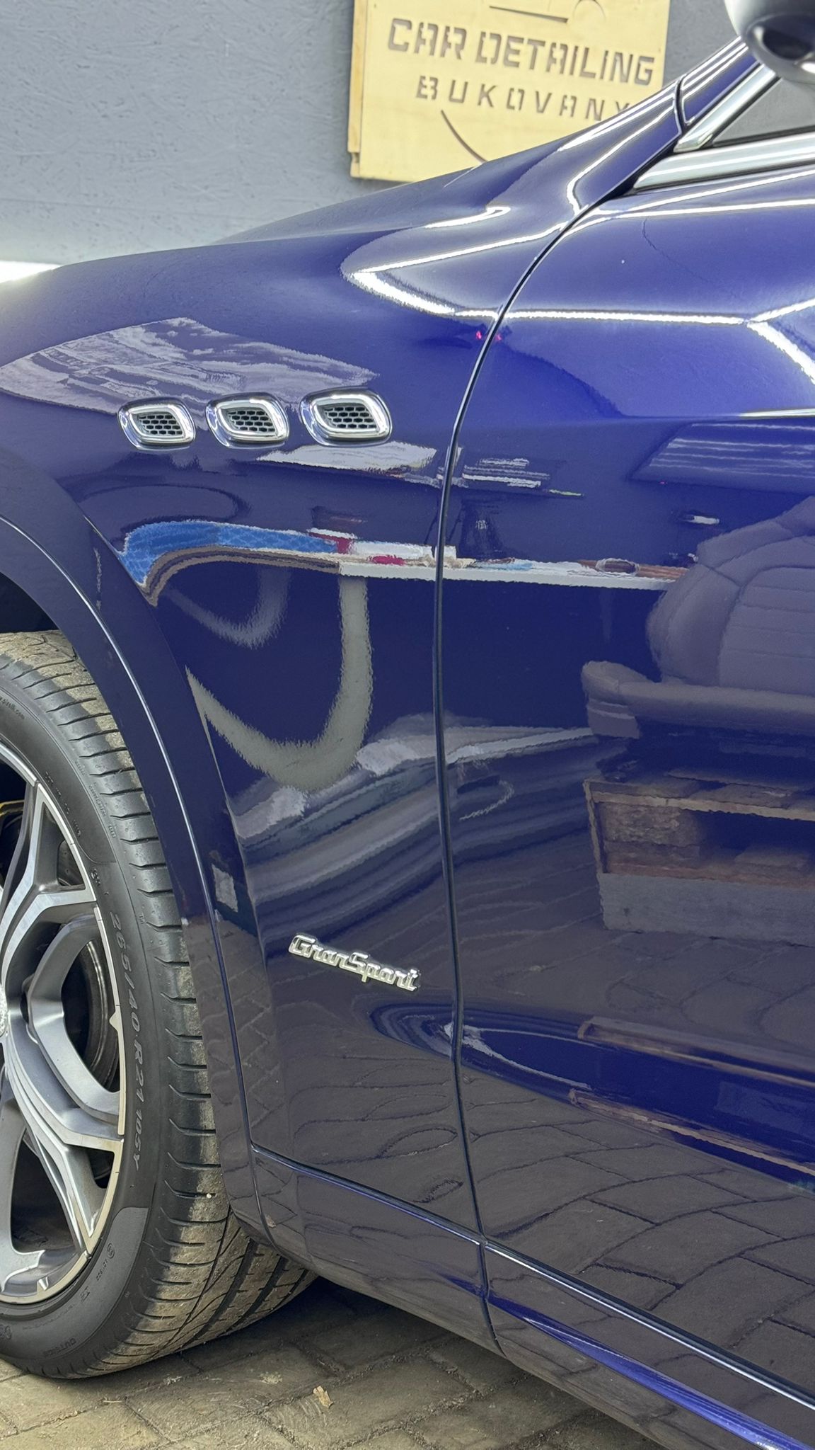 Modrý vůz detail blatníku