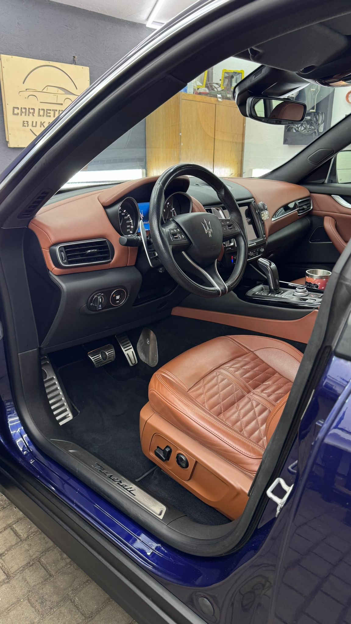 Luxusní interiér vozu